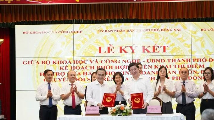 Đại diện Bộ Khoa học và Công nghệ và Ủy ban nhân dân thành phố Đồng Nai ký kết Kế hoạch phối hợp, triển khai thí điểm hỗ trợ cửa hàng, hộ kinh doanh bán buôn, bán lẻ chuyển đổi số. (Ảnh: TL)