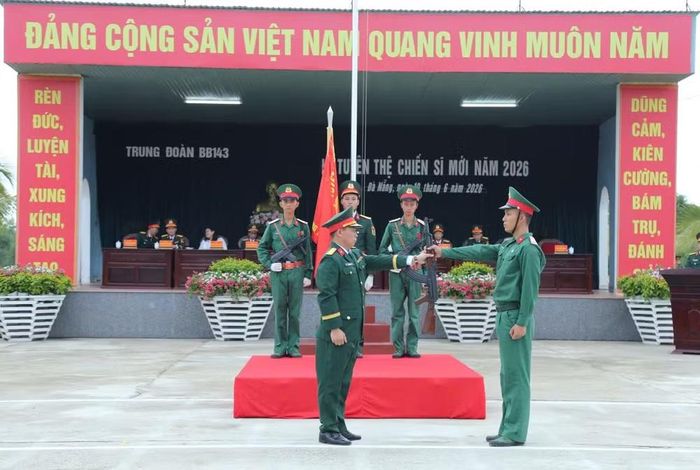 Thực hiện nghi thức trao súng cho chiến sĩ mới tại Lễ tuyên thệ.