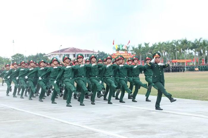 Chiến sĩ mới duyệt đội ngũ tại buổi lễ.