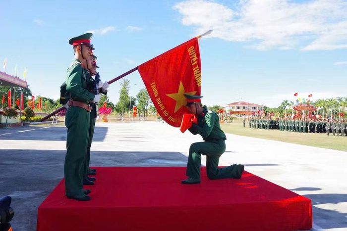 Chiến sĩ mới thực hiện nghi thức tuyên thệ dưới Quân kỳ Quyết thắng.