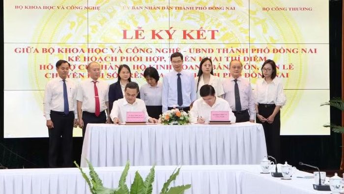 Lãnh đạo Bộ Khoa học và Công nghệ và Ủy ban nhân dân thành phố Đồng Nai ký kết thực hiện chương trình.