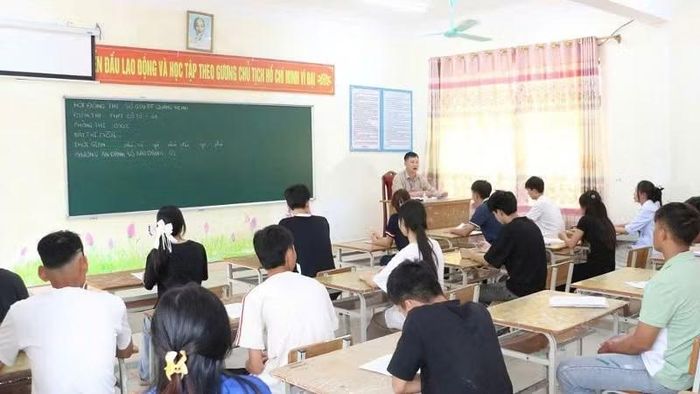 Cán bộ làm thi quán triệt quy chế và phổ biến các quy định của kỳ thi cho các thí sinh.