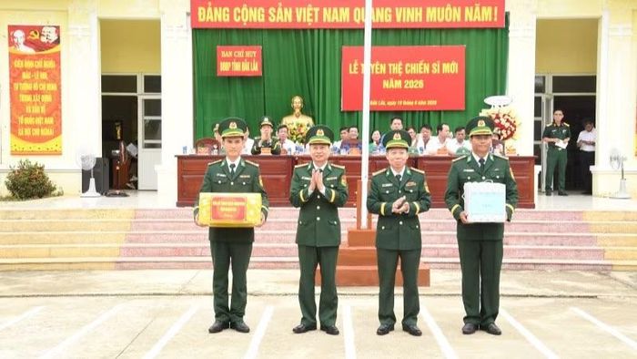 Đại tá Đỗ Quang Thấm và Đại tá Nguyễn Doãn Hòa tặng quà cán bộ, chiến sĩ Tiểu đoàn Huấn luyện-Cơ động.