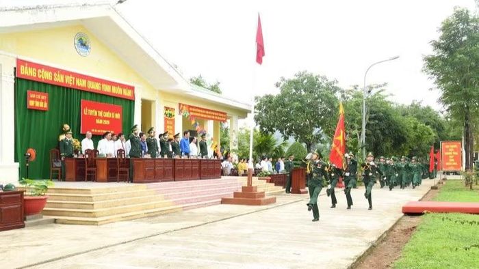 Duyệt đội ngũ tại buổi lễ.