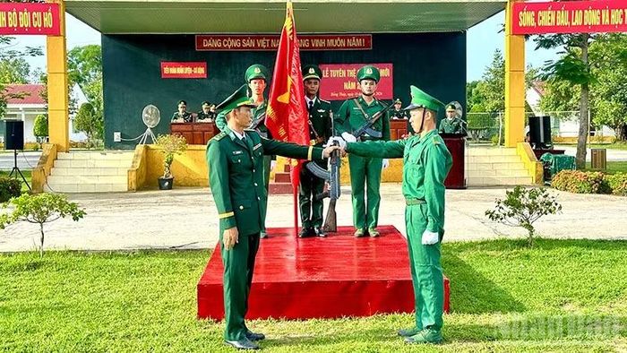 Nghi thức trao vũ khí cho chiến sĩ mới.