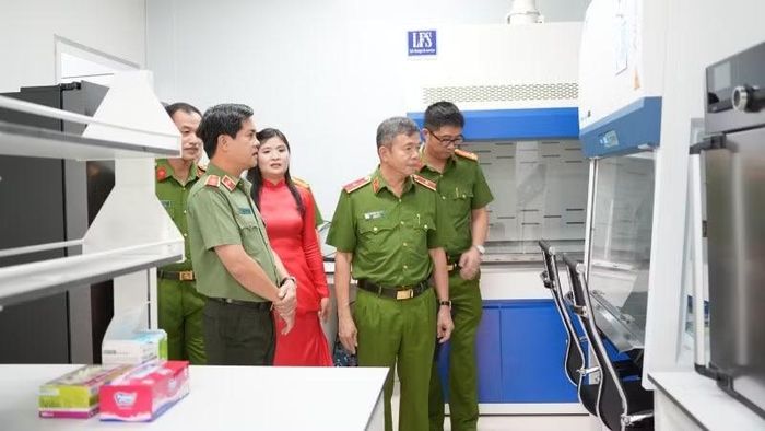 Lãnh đạo Công an thành phố Đồng Nai và Viện Khoa học hình sự tham quan khu vực phòng giám định ADN.