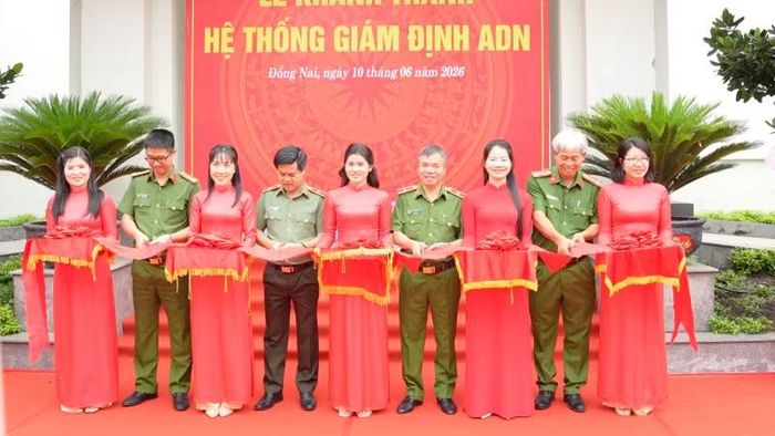 Lãnh đạo Công an thành phố Đồng Nai và Viện Khoa học hình sự cắt băng khánh thành hệ thống giám định ADN.