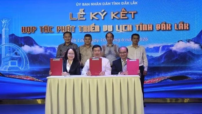 Lãnh đạo Sở Văn hóa, Thể thao và Du lịch tỉnh Đắk Lắk ký chương trình hợp tác với một số doanh nghiệp lữ hành.