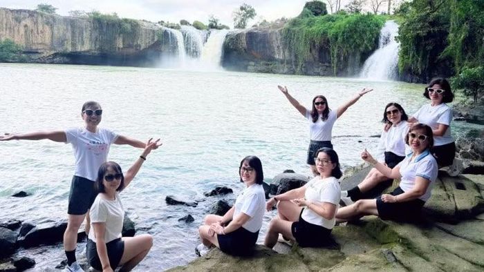 Du khách đến tham quan thác Dray Nur.