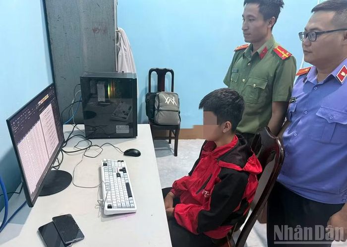 Phòng An ninh mạng và phòng, chống tội phạm sử dụng công nghệ cao, Công an tỉnh Lâm Đồng yêu cầu đối tượng mở các file dữ liệu đã chiếm đoạt.