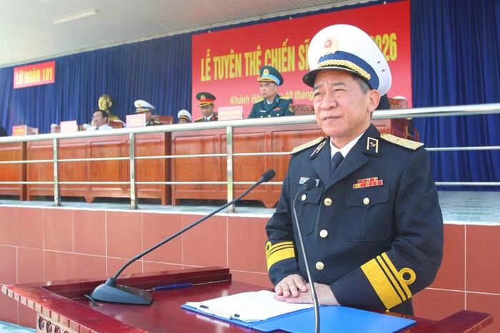  Chuẩn Đô đốc Nguyễn Đình Hùng, Phó Tư lệnh Quân chủng Hải quân phát biểu chỉ đạo, động viên các chiến sĩ mới. (Ảnh: CTV) 
