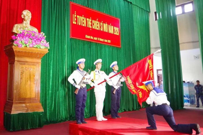 Đại diện chiến sĩ mới thực hiện tuyên thệ tại Lữ đoàn 957. (Ảnh: CTV)