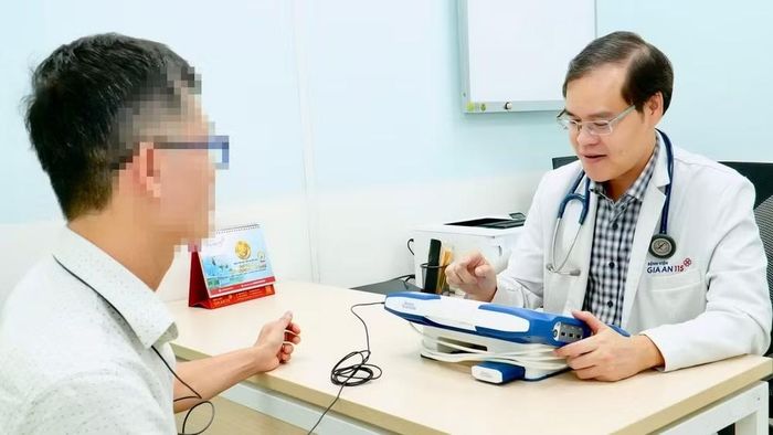 Bác sĩ Thao thăm khám, kiểm tra hoạt động của máy S-ICD cho bệnh nhân.