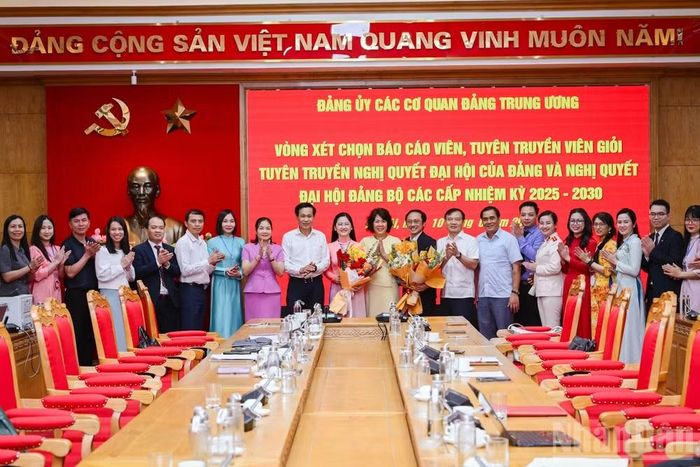Ban tổ chức, Ban giám khảo cùng các báo cáo viên, tuyên truyền viên giỏi của Đảng bộ các cơ quan Đảng Trung ương tại vòng xét chọn. (Ảnh: BẢO LONG)