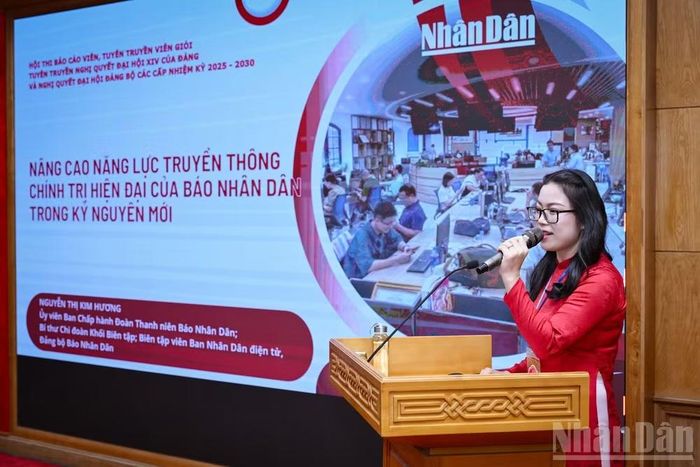 Báo cáo viên, tuyên truyền viên tham gia phần thi thuyết trình tại vòng xét chọn. (Ảnh: BẢO LONG)