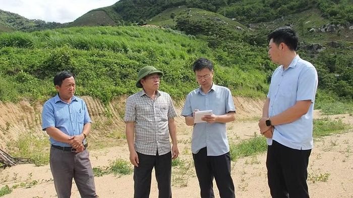 Ban dân tộc Hội đồng nhân dân tỉnh Thanh Hóa khảo sát địa điểm xây dựng khu tái định cư, phòng, tránh thiên tai cho các hộ dân bản Ma Hác, xã Trung Lý.