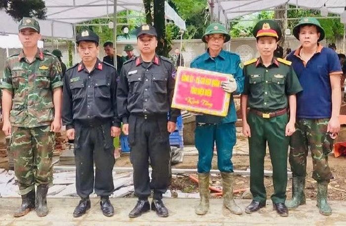Đại tá Vương Đình Hòa, Chính ủy Bộ Chỉ huy Quân sự tỉnh Điện Biên, thăm, động viên các lực lượng tham gia lấy mẫu hài cốt liệt sĩ.
