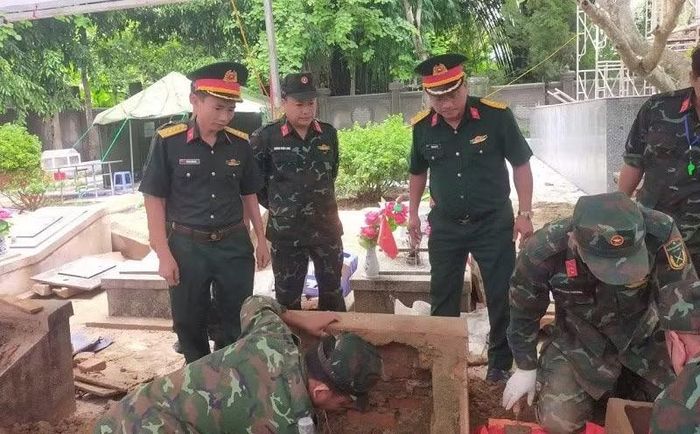 Các lực lượng tham gia lấy mẫu hài cốt liệt sĩ tại nghĩa trang liệt sĩ Tuần Giáo. (Ảnh: ĐỨC HẠNH)