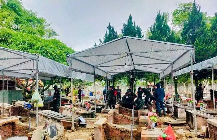Để bảo đảm tiến độ, các lực lượng phải căng bạt làm khung để thực hiện nhiệm vụ cả ngày và đêm.