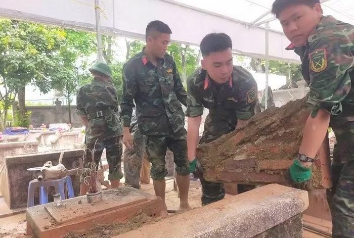 Các công đoạn khai quật từng phần mộ cũng rất khó khăn...