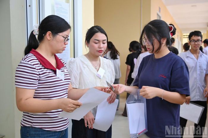  Để kỳ thi tốt nghiệp trung học phổ thông diễn ra nghiêm túc, đúng quy chế, an toàn ở mức cao nhất, công tác chuẩn bị cho kỳ thi đã được triển khai từ sớm, từ xa giữa Bộ Giáo dục và Đào tạo cùng các địa phương. 