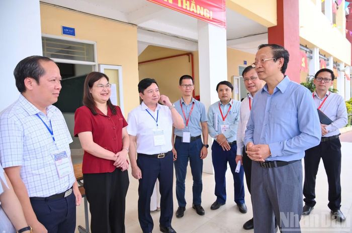  Thứ trưởng Giáo dục và Đào tạo Phạm Ngọc Thưởng, Trưởng Ban chỉ đạo thi cấp quốc gia kỳ thi tốt nghiệp trung học phổ thông năm 2026 đến kiểm tra đột xuất công tác thi tại Trường trung học phổ thông A Thanh Liêm, tỉnh Ninh Bình. 