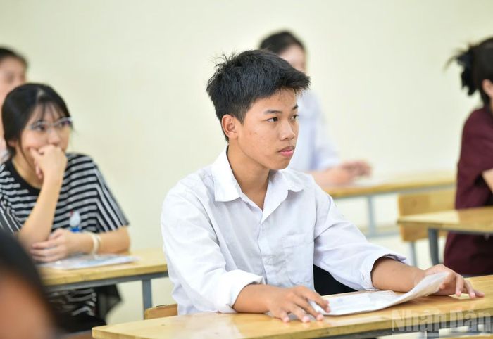 Sau buổi đến trực tiếp các điểm thi vào chiều nay để làm thủ tục dự thi, nghe phổ biến Quy chế, các thí sinh sẽ bước vào các buổi thi ngày 11/6 với môn Ngữ văn và môn Toán.