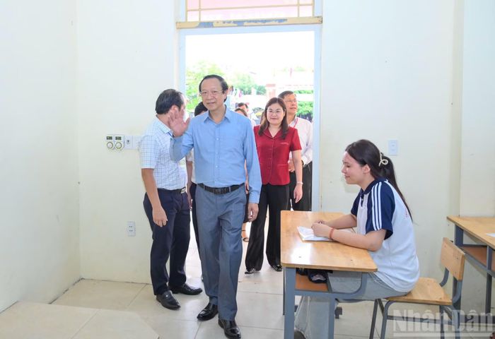  Động viên các thí sinh, Thứ trưởng Giáo dục và Đào tạo Phạm Ngọc Thưởng chia sẻ: Các em hãy làm hết sức theo năng lực của mình, địa phương và nhà trường đã chuẩn bị đầy đủ, chu đáo các điều kiện để kỳ thi diễn ra tốt nhất, thuận lợi nhất. 