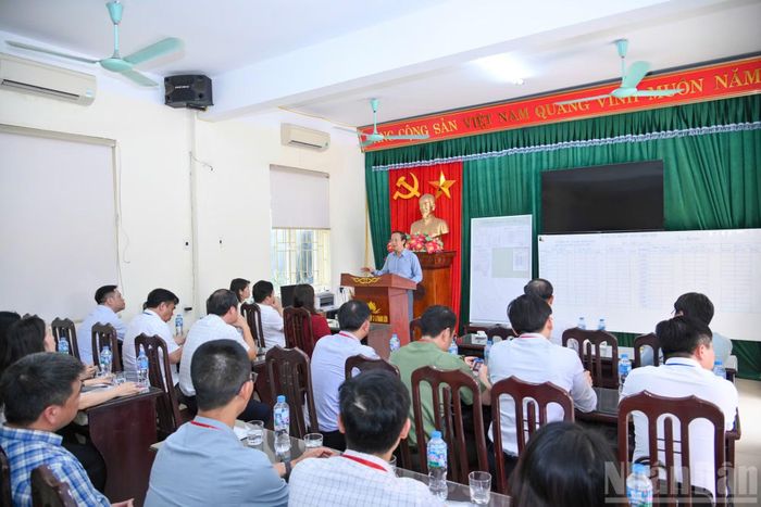  Đoàn kiểm tra công tác thi của Bộ Giáo dục và Đào tạo làm việc tại điểm thi Trường trung học phổ thông A Thanh Liêm, tỉnh Ninh Bình. 