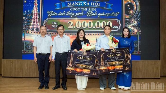 Hai giải Nhì hạng mục bình chọn qua mạng xã hội thuộc về các tác phẩm của tác giả Đào Đức Thiên và Hoàng Thị Minh Hà.