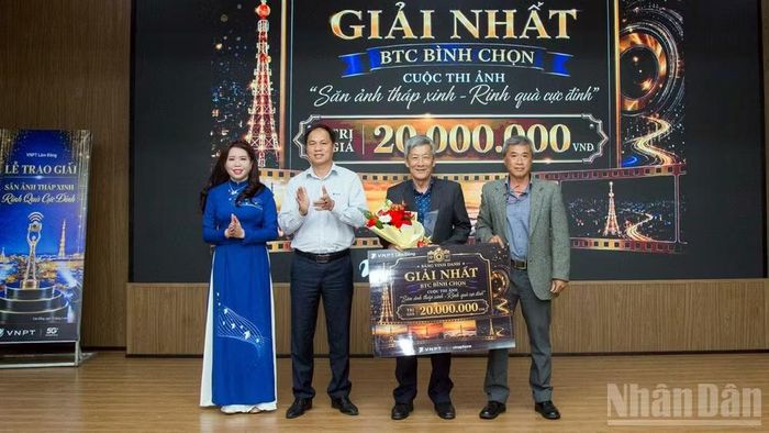 Ban tổ chức trao giải Nhất hạng mục do Hội đồng giám khảo bình chọn cho tác phẩm “Vũ điệu ánh sáng cao nguyên” của tác giả Đặng Văn An.