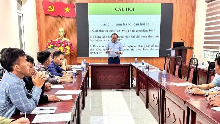 Các chủ rừng ở xã Chiềng Sinh được hướng dẫn cách ghi chép, quản lý tiền dịch vụ môi trường rừng hiệu quả.