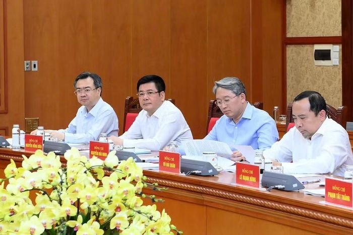 Các đồng chí lãnh đạo và các đại biểu tham dự cuộc làm việc. (Ảnh: ĐĂNG KHOA)
