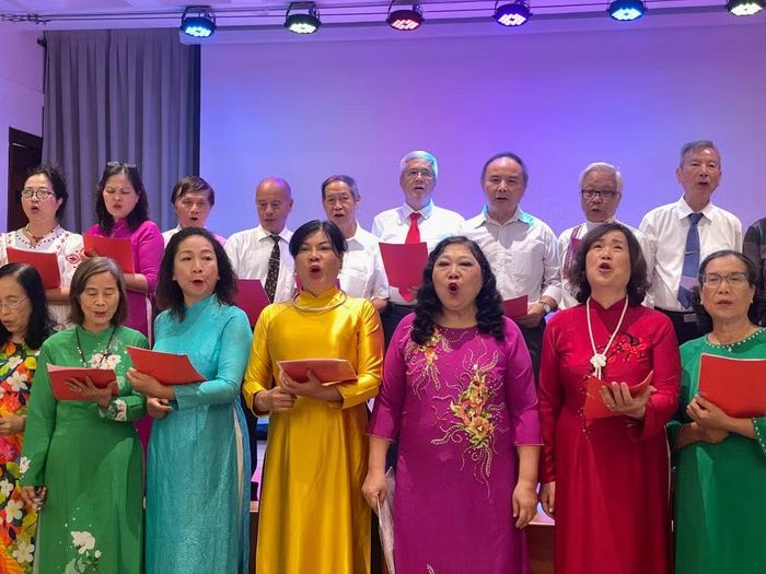 Đoàn nghệ thuật Bạch Dương hát vang ca khúc “Cuộc sống ơi ta mến yêu người” bằng tiếng Nga. (Ảnh: Hà Thương)