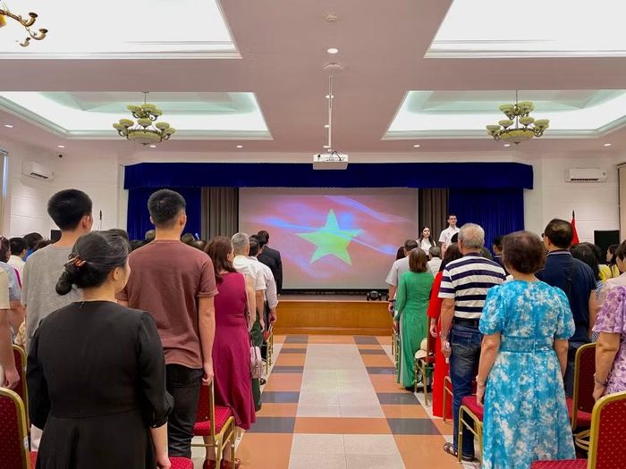 Đại biểu, khách mời cùng hát quốc ca của Liên bang Nga và Việt Nam. (Ảnh: Hà Thương)