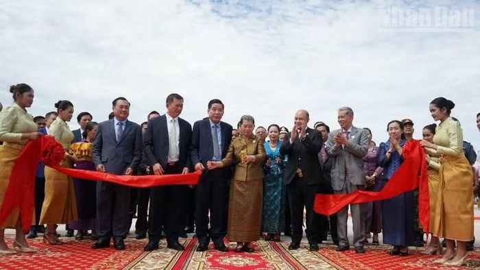 Samdech Men Sam An cùng Thượng tướng Nguyễn Văn Gấu cắt băng khánh thành công trình Đài Hữu nghị Việt Nam-Campuchia tại tỉnh Pursat. (Ảnh: ĐINH TRƯỜNG)