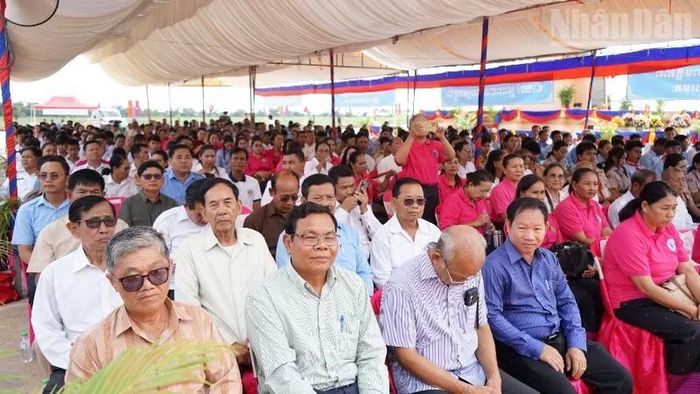 Lễ khánh thành thu hút sự quan tâm tham dự của đông đảo người dân trên địa bàn tỉnh Pursat. (Ảnh: ĐINH TRƯỜNG)