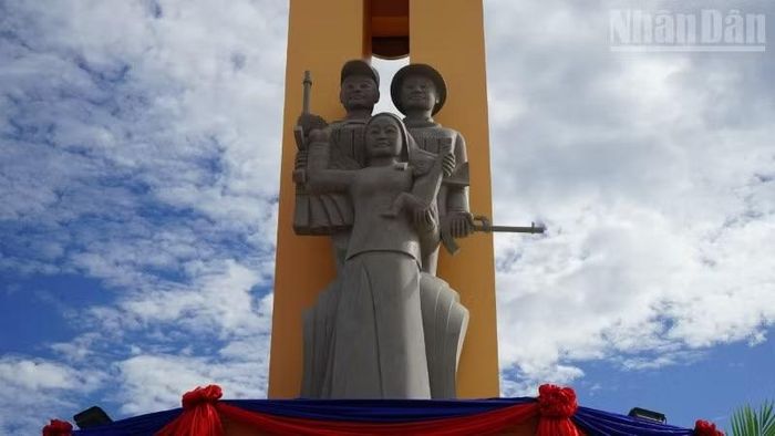 Đài Hữu nghị Việt Nam-Campuchia là lời tri ân sâu sắc đối với sự hy sinh to lớn của quân tình nguyện và chuyên gia Việt Nam trong cuộc chiến giải phóng Campuchia khỏi thảm họa diệt chủng Pol Pot. (Ảnh: ĐINH TRƯỜNG)