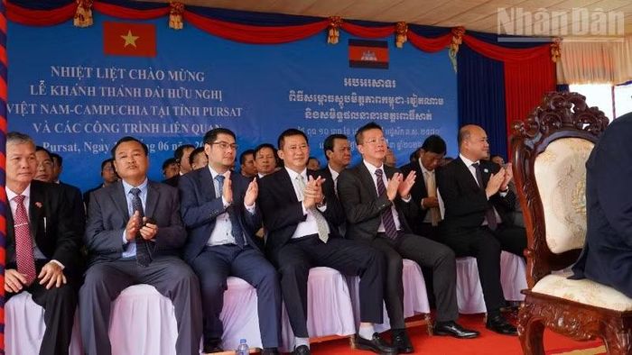 Các đại biểu hai nước tại buổi lễ. (Ảnh: ĐINH TRƯỜNG)