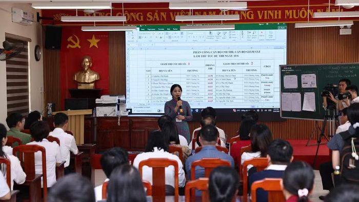 Trưởng điểm thi Trường trung học phổ thông Nguyễn Du-Thanh Oai Nguyễn Thị Thanh Bình báo cáo về công tác chuẩn bị tổ chức kỳ thi. (Ảnh: THANH TÙNG)