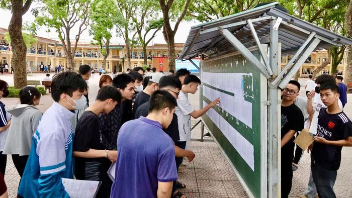 Thí sinh kiểm tra thông tin tại buổi làm thủ tục dự thi. (Ảnh: Bộ Giáo dục và Đào tạo)