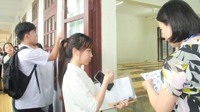 Thí sinh Thanh Hóa làm thủ tục dự thi.