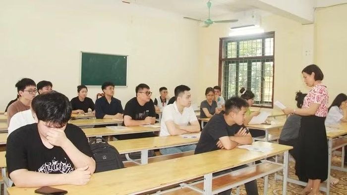 Cán bộ coi thi phổ biến quy chế thi tới thí sinh Thanh Hóa dự thi tốt nghiệp trung học phổ thông năm 2026.