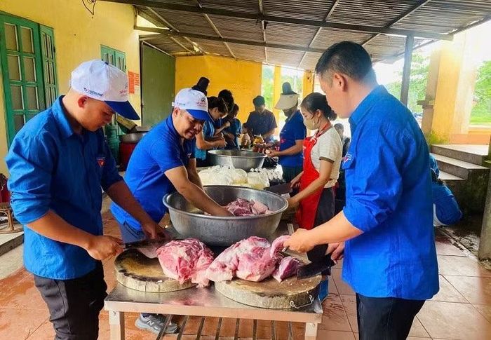 Thực phẩm do các anh, chị tình nguyện viên tự chọn mua, tự chế biến cẩn thận.