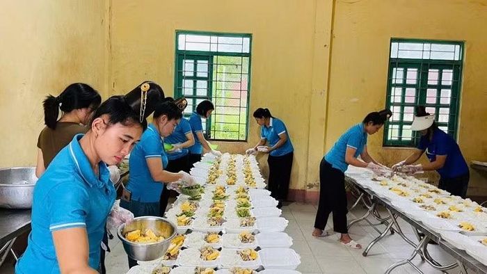 Mỗi công đoạn chế biến, chia suất đều được thực hiện cẩn thận, sạch sẽ.