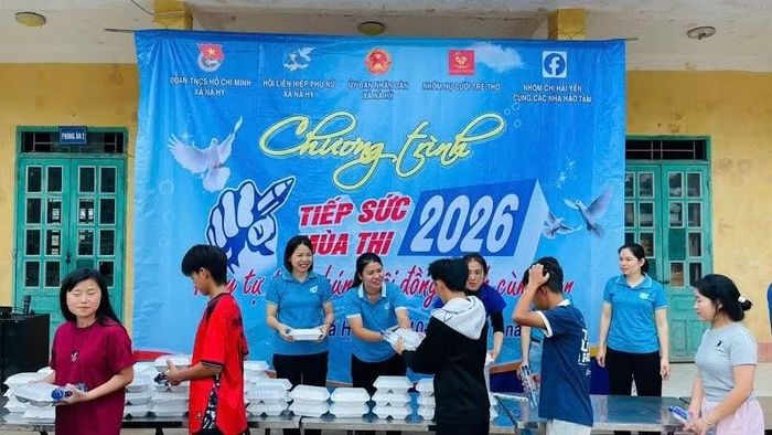 Các tình nguyện viên đem từng suất ăn đến hai trường để trao tận tay các em học sinh.
