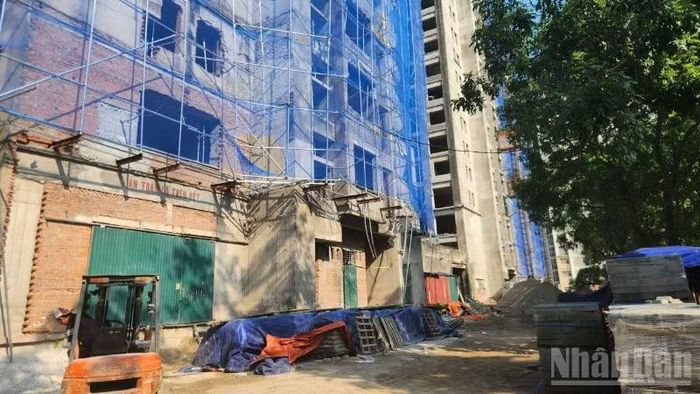 Khu nhà ở tái định cư Tứ Hiệp, Thanh Trì, Hà Nội sau nhiều năm không được đưa vào sử dụng đang được thành phố Hà Nội gấp rút sửa chữa, tân trang để trở thành nhà ở xã hội cho thuê vào cuối tháng 6/2026.