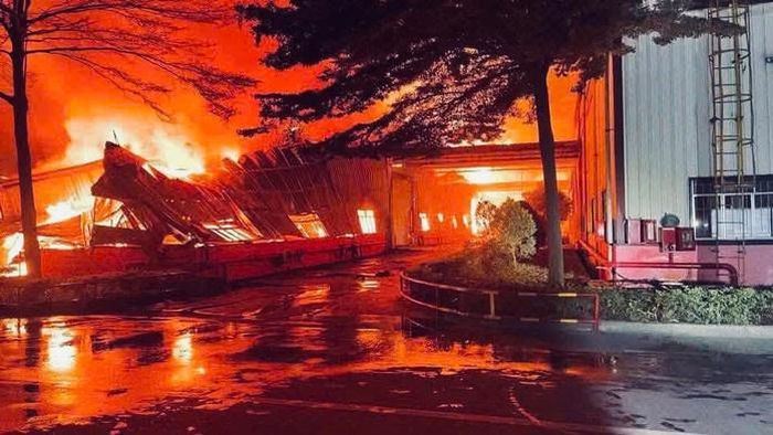 Hàng ngàn mét vuông nhà xưởng bị ngọn lửa bao trùm, nhiều khu vực đổ sập. Ảnh: CTV