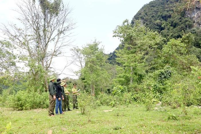 Cán bộ Trạm Kiểm lâm Trường Xuân kiểm tra rừng và tuyên truyền, vận động người dân tham gia bảo vệ rừng và động vật hoang dã