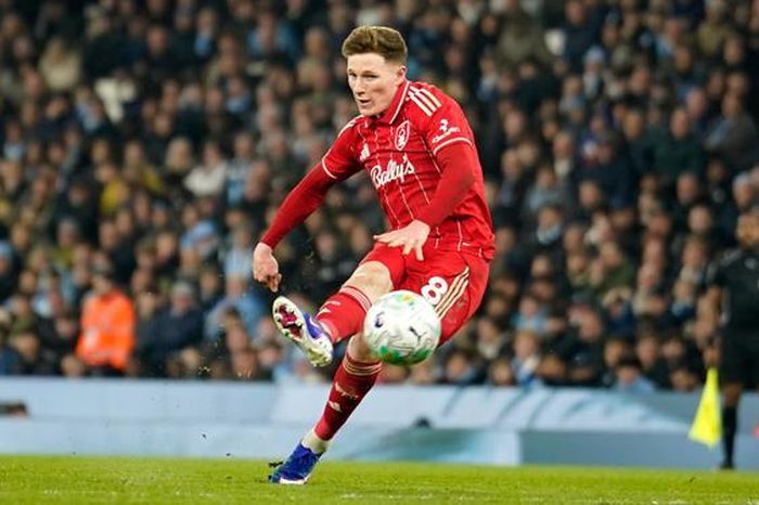 Elliot Anderson nằm trong “tầm ngắm” của cả Man City và Man United (Ảnh: AP)